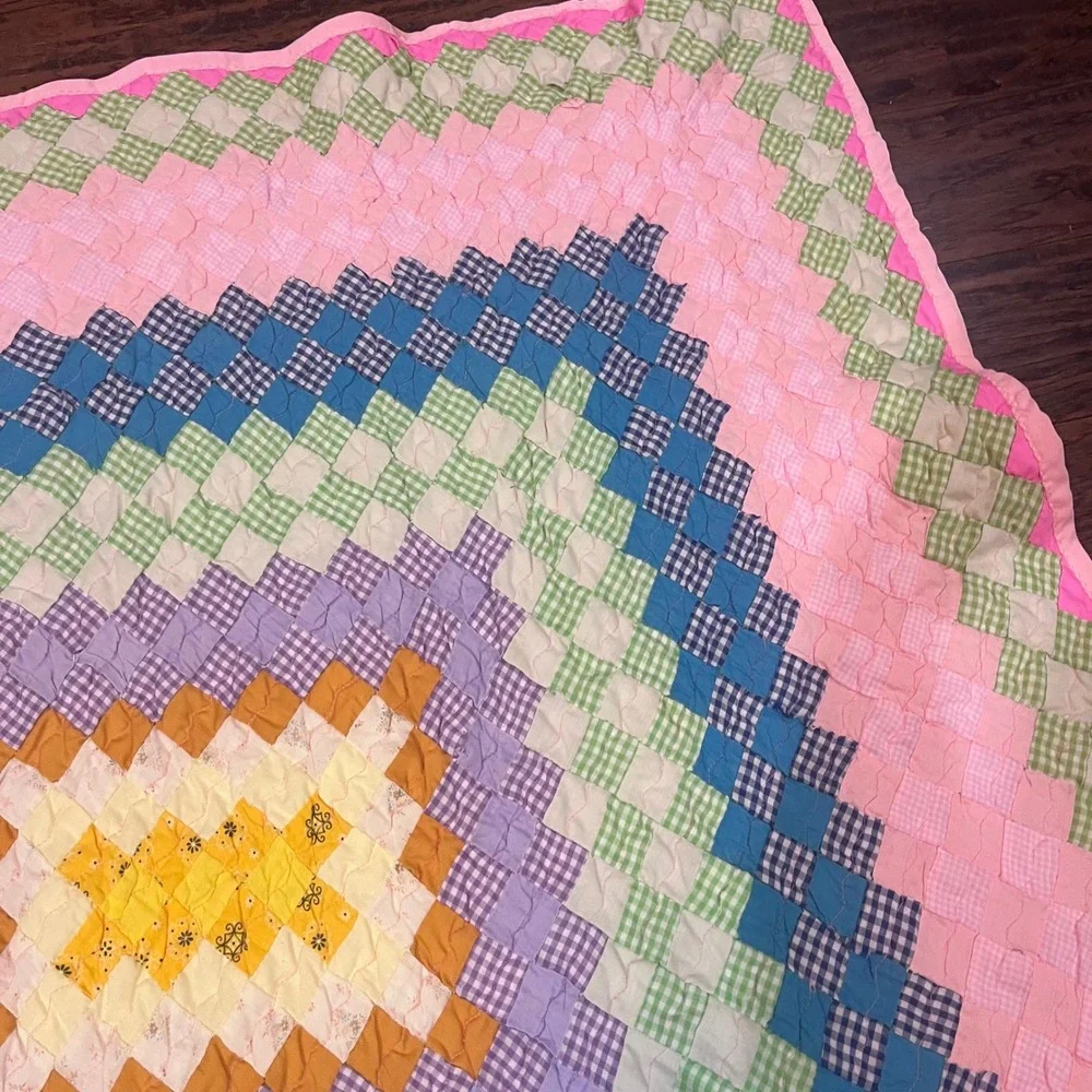 Vtg Handcrafted Gingham Patchwork‎ Trip Around the World Quilt Pink Green 44x46